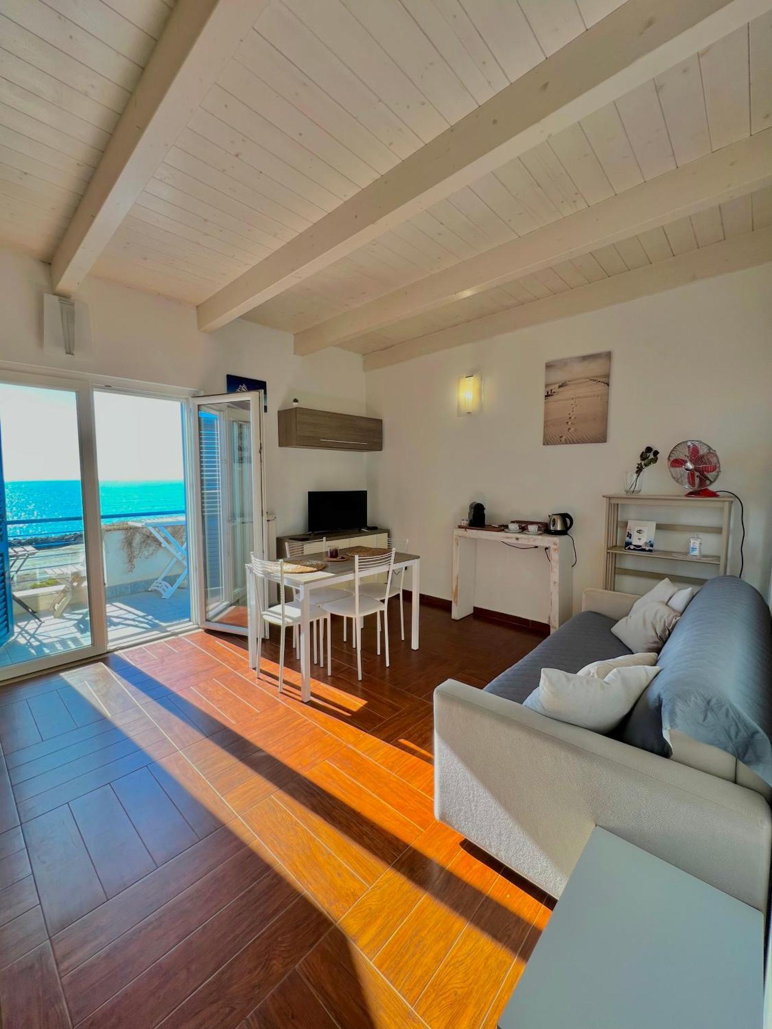 Alba Suite-Rome Airport Fco-Fronte Mare ฟิวมิชีโน ภายนอก รูปภาพ